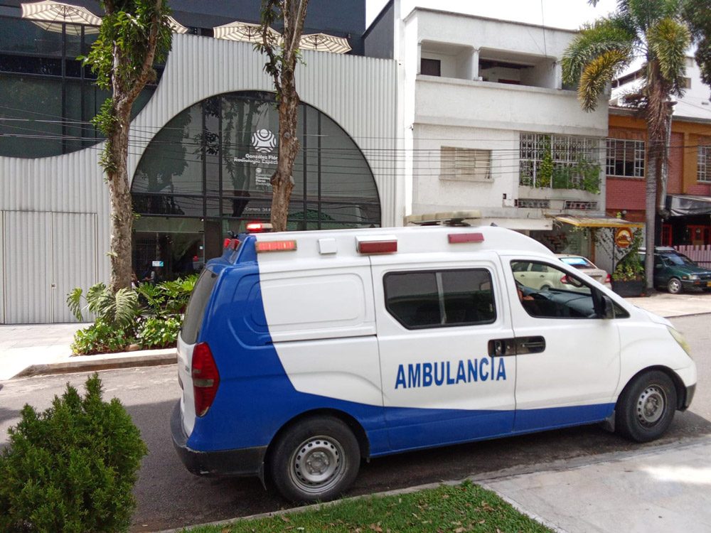 Ambulancia de Central Ambulancias en una calle de Bucaramanga