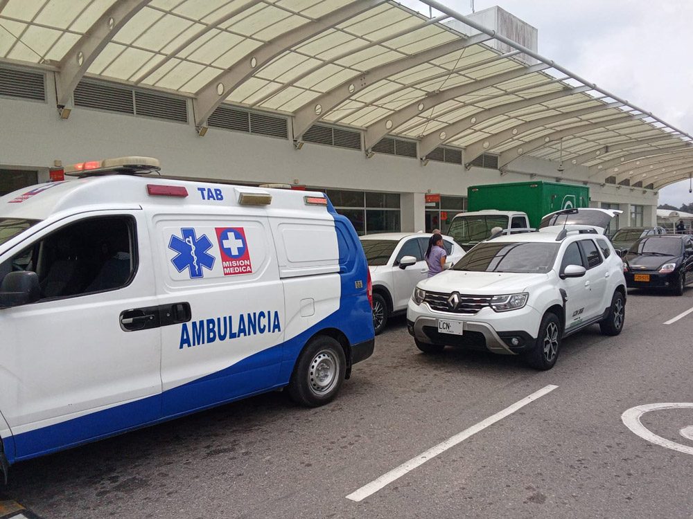 Ambulancia TAB de Central Ambulancias en la entrada de urgencias de una clínica en Bucaramanga