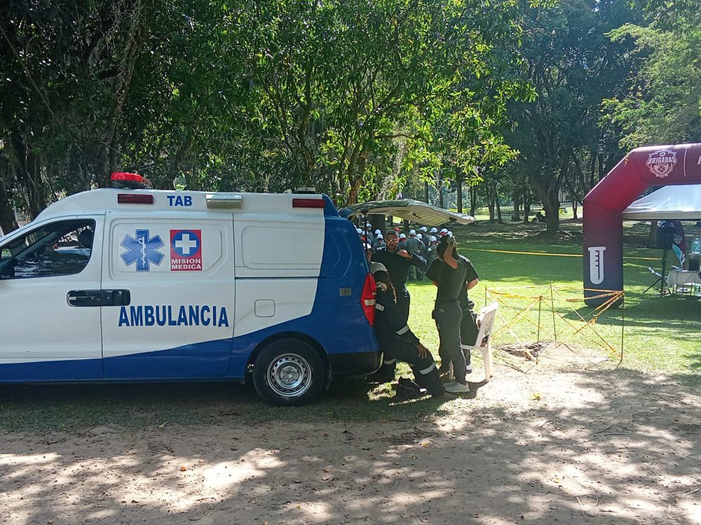 Ambulancia de Central Ambulancias cubriendo un evento al aire libre con brigadistas