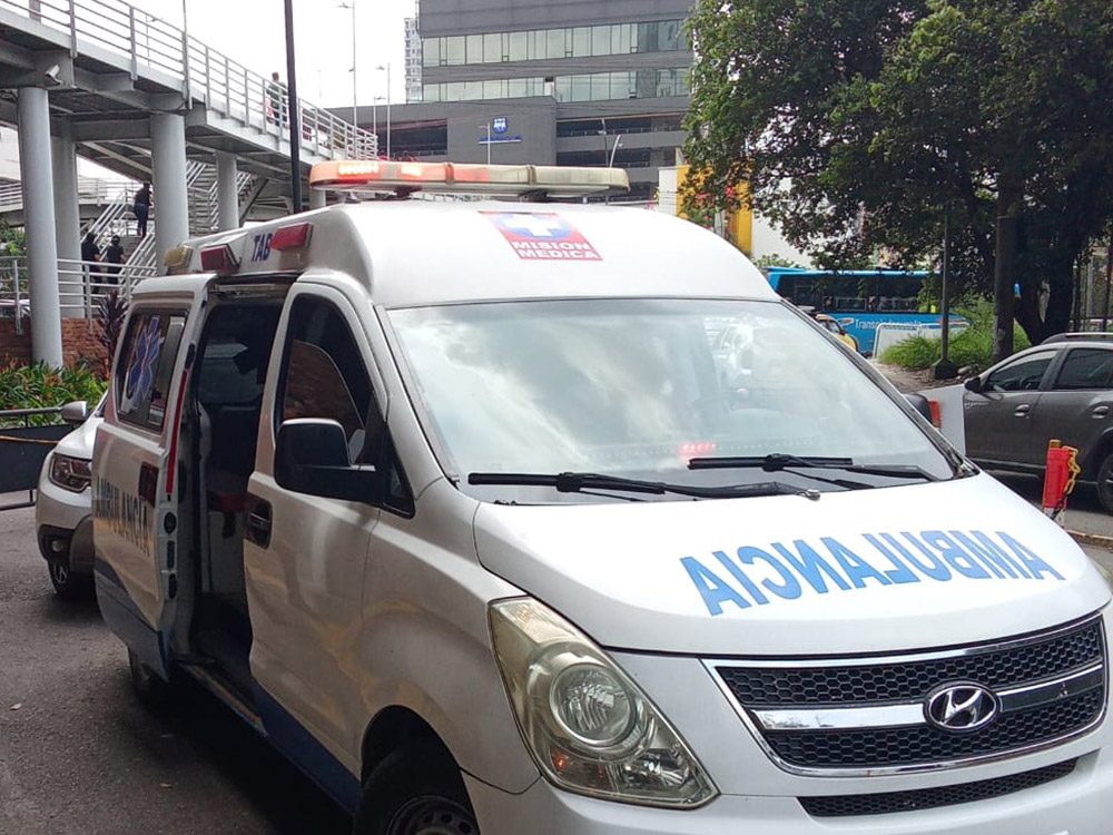 Ambulancia de Central Ambulancias con la puerta abierta, lista para salir